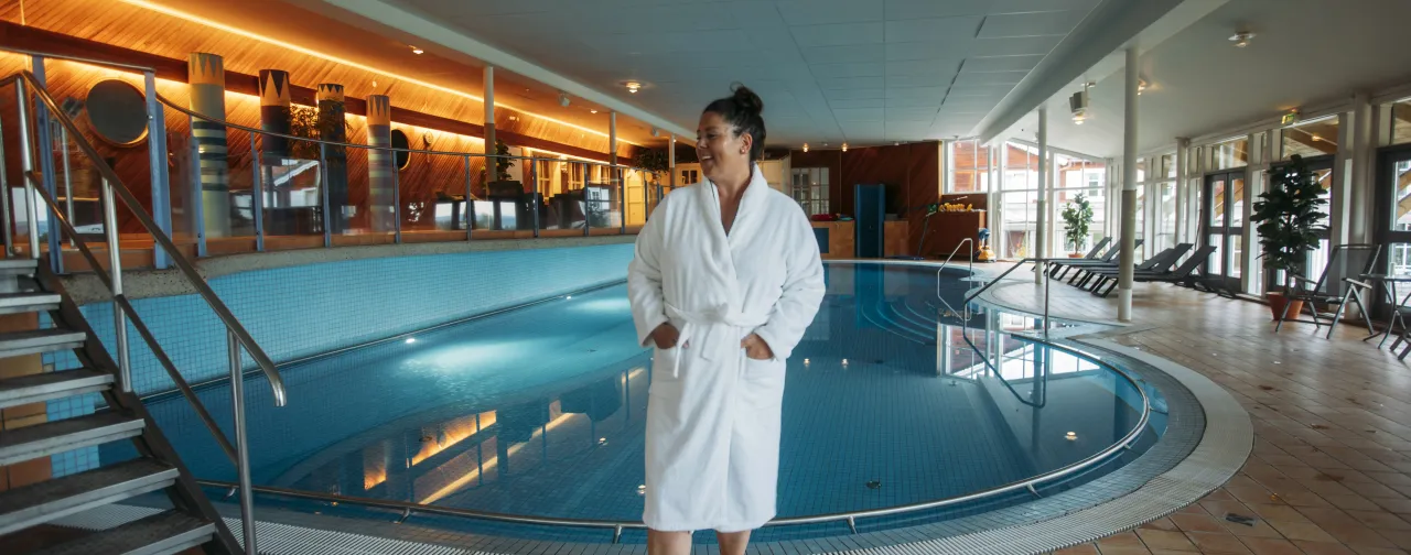 Vuxen i poolområdet