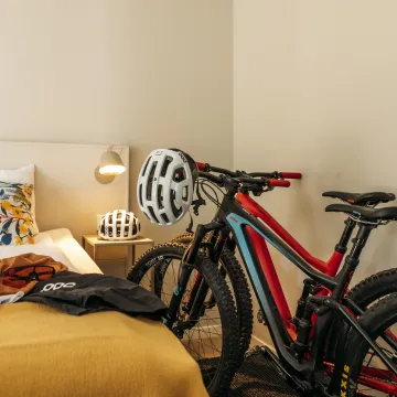 Cykel på hotellrum.