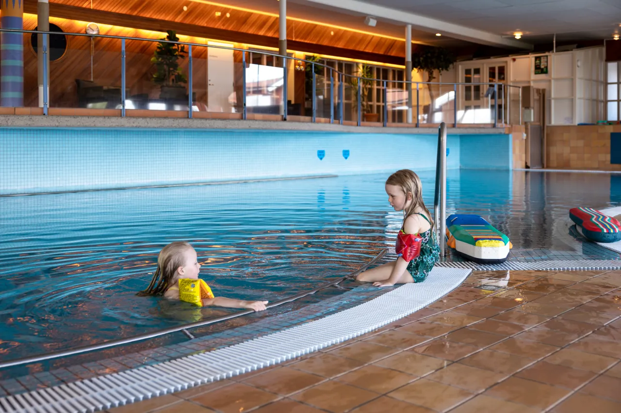 Barn som badar i poolen