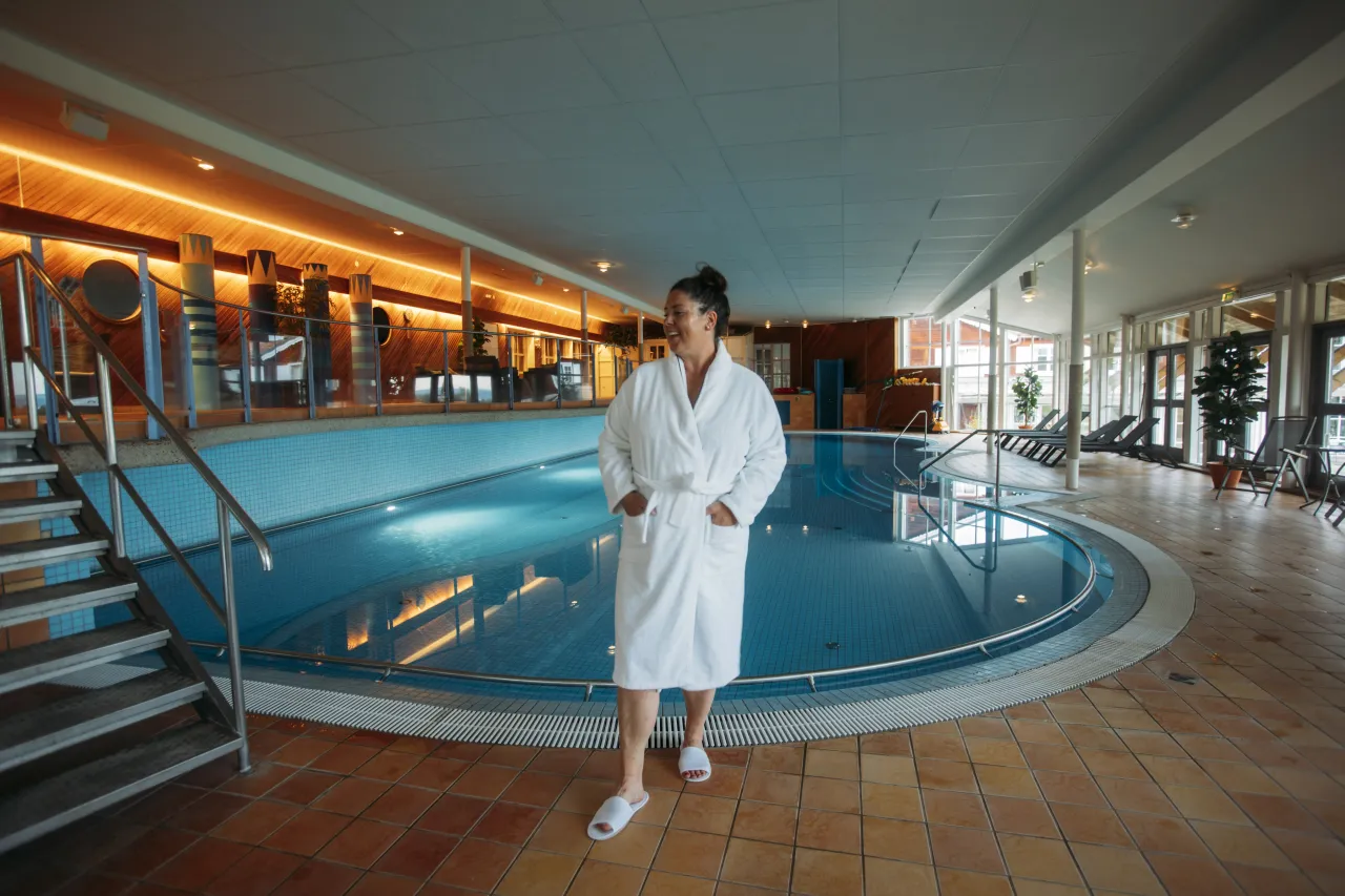 Vuxen i poolområdet