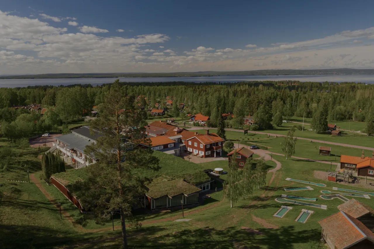 Drönarbild över hotellet.