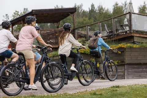 Grupp cyklar på e-bikes utanför Hotell Gyllene Hornet.
