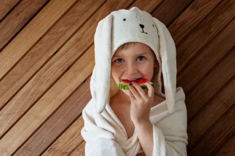 Barn äter melon.