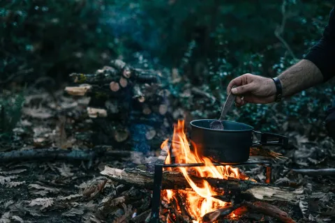 Matlagning i naturen över öppen eld.