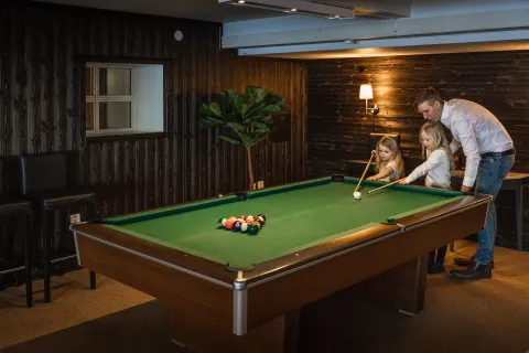 Familj spelar biljard på Gyllene Hornet. 